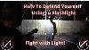 Comment Utiliser Une Lampe De Poche Pour Lutter Contre L'autodéfense Avec La Lumière